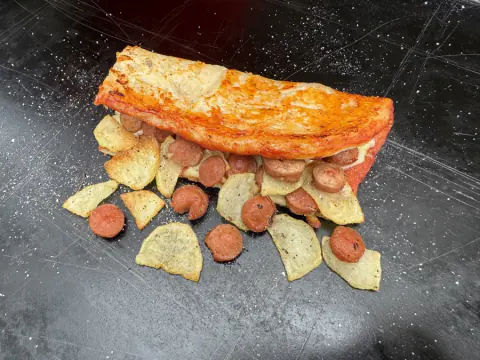 La Gringa con papas y salchicha
