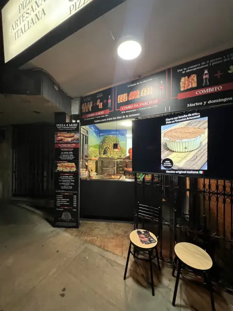 Barra y bancos del local, con la carta en pantallas