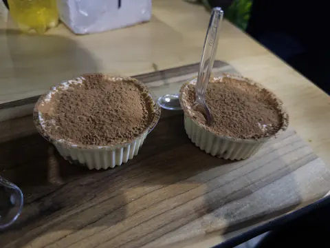Dos tiramisús sobre la mesa